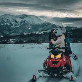 Krakau: Tour nach Zakopane mit Schneemobilen, Seilbahn & heißen Quellen