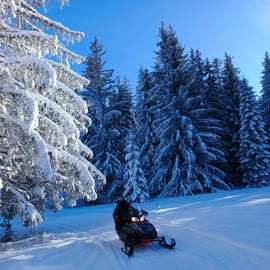 Krakau: Ganztagestour Schneemobil & Thermalbäder Zakopane