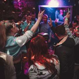 Krakau: Kroegentocht met 1 uur onbeperkt alcoholische drankjes