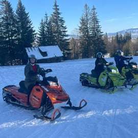 Vanuit Krakau: Sneeuwscooter & Thermale Baden Zakopane Tour