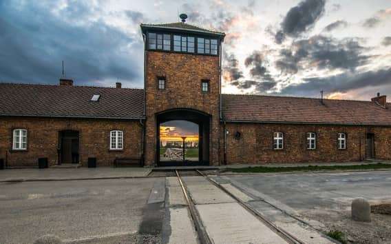Krakau: Auschwitz-Birkenau Guided Tour mit Abholung und Mittagessen
