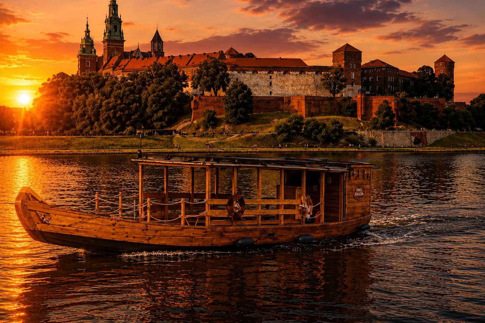 Krakau: Sonnenuntergang und Abendliche Bootsfahrt auf einem traditionellen Holzboot