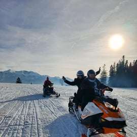 Krakau: Ganztagestour Schneemobil & Thermalbäder Zakopane