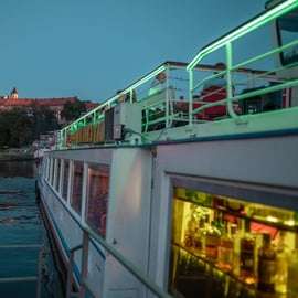 Krakau: Abendliche Schifffahrt mit einem Glas Wein